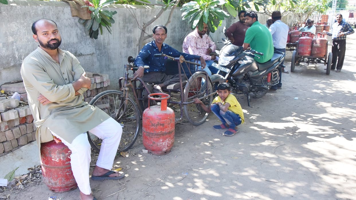 LPG Gas News gov give relief to Migrant labourers Petroleum Ministry Energy supply