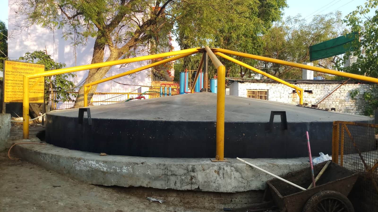 मिठाई कारोबारी चंदन गुप्ता की सफेदाबाद स्थित डेयरी में लगा बायो गैस प्लांट।