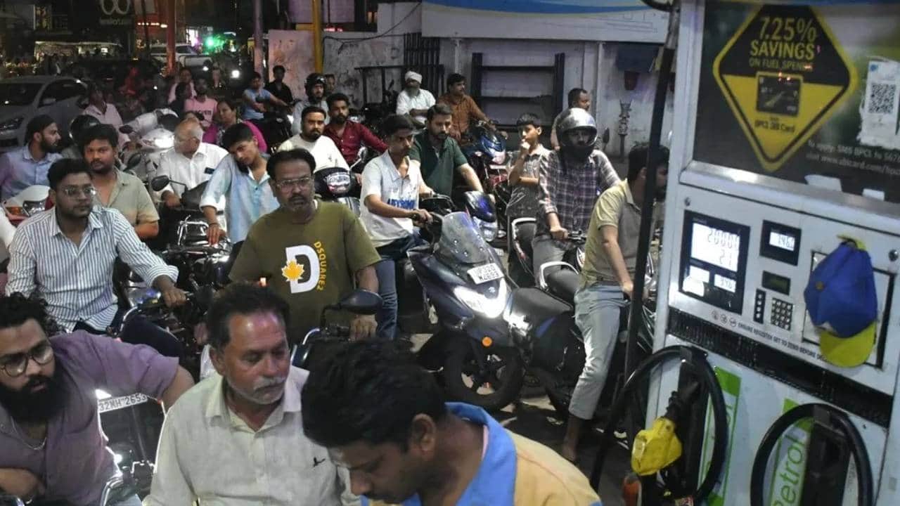 पेट्रोल पंप पर लगी कतारें।