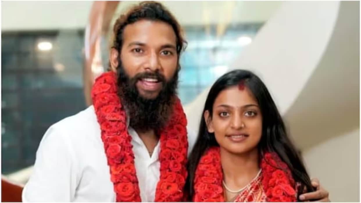 Pocso Case Filed Against Husband in Kumbh Viral Girl Monalisa Marriage Case