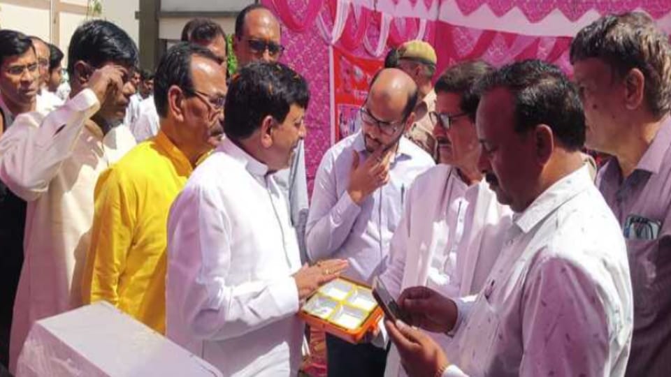 Minister shows humanity, sends injured man to hospital after road accident