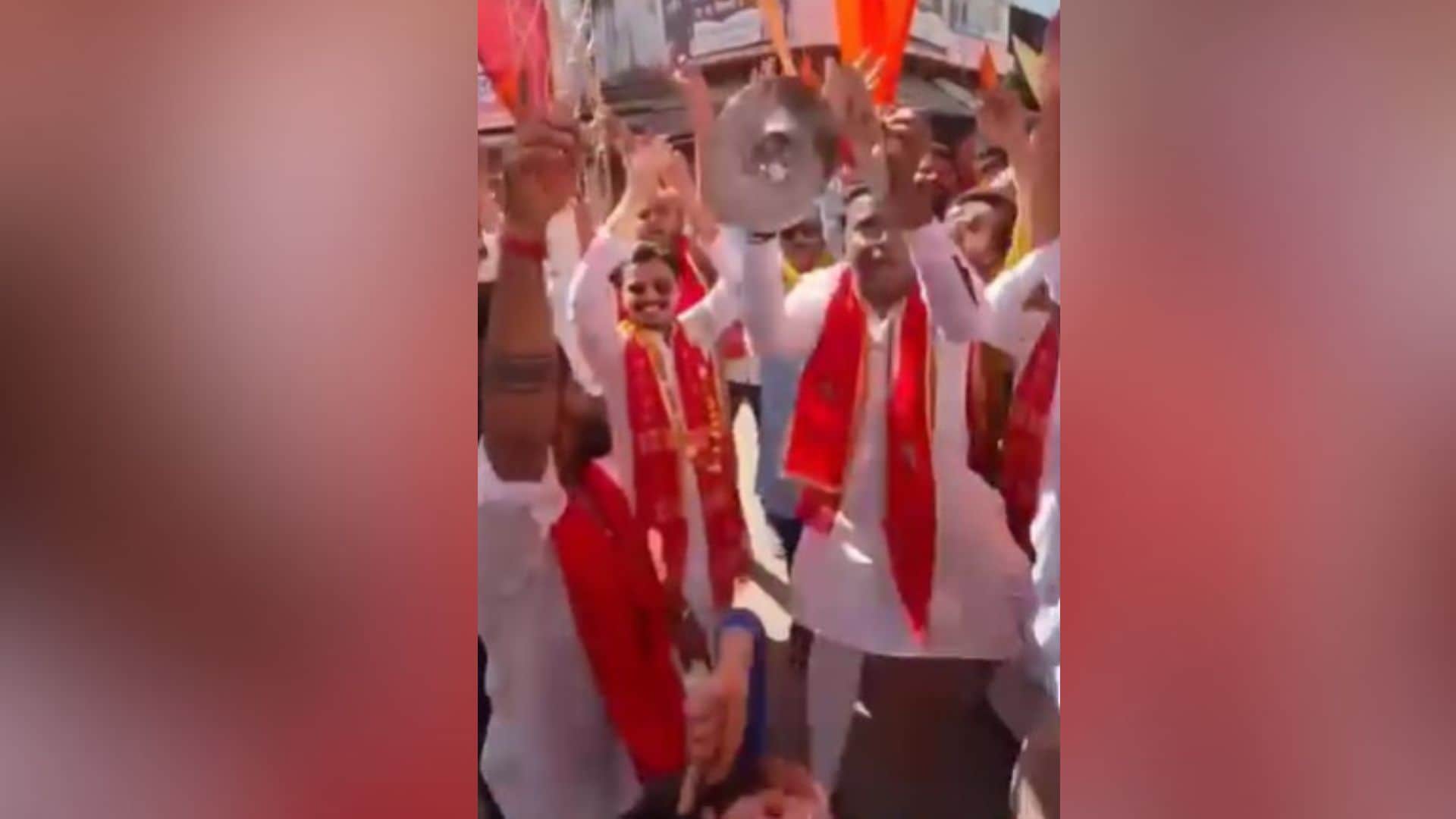 नाचते मंत्री