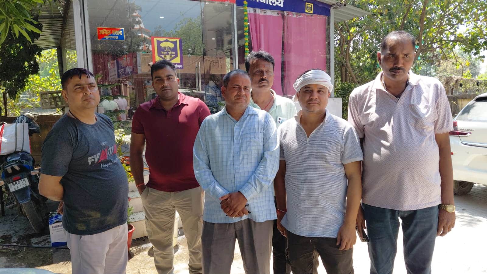 निगरानी के गिरफ्त में आरोपी (बीच में)