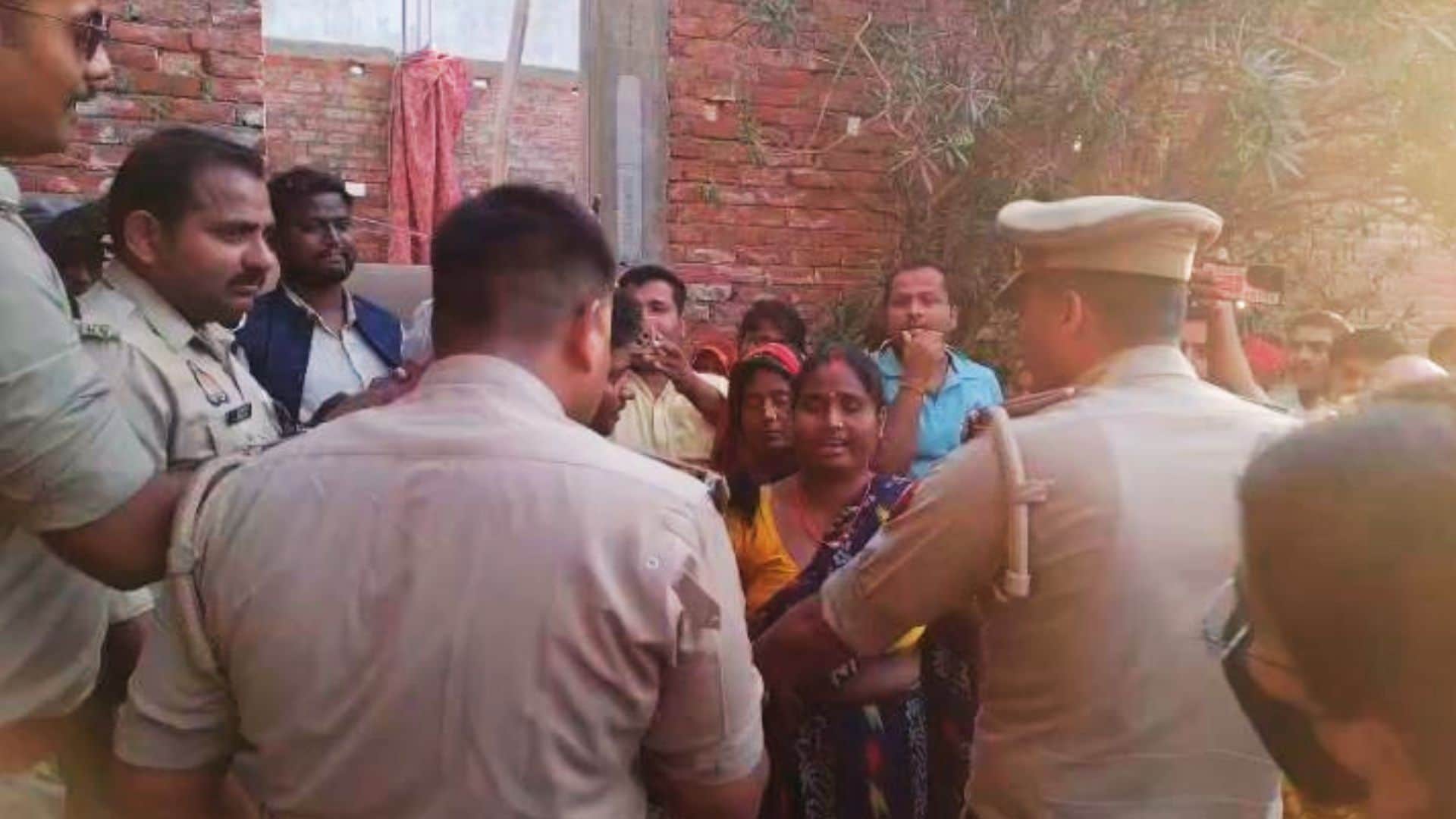 नाराज लोगों से बातचीत कर मनाने का प्रयास करती पुलिस।