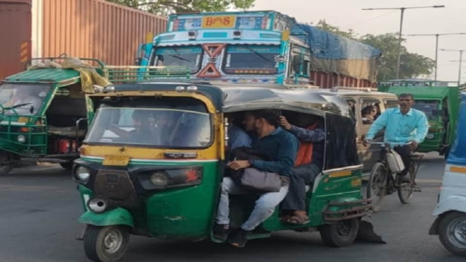 Overloaded Autos Risk Lives in Agra Despite Fatal Accidents and Rules