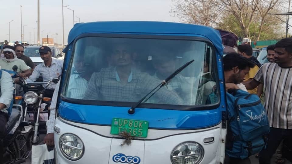Overloaded Autos Risk Lives in Agra Despite Fatal Accidents and Rules
