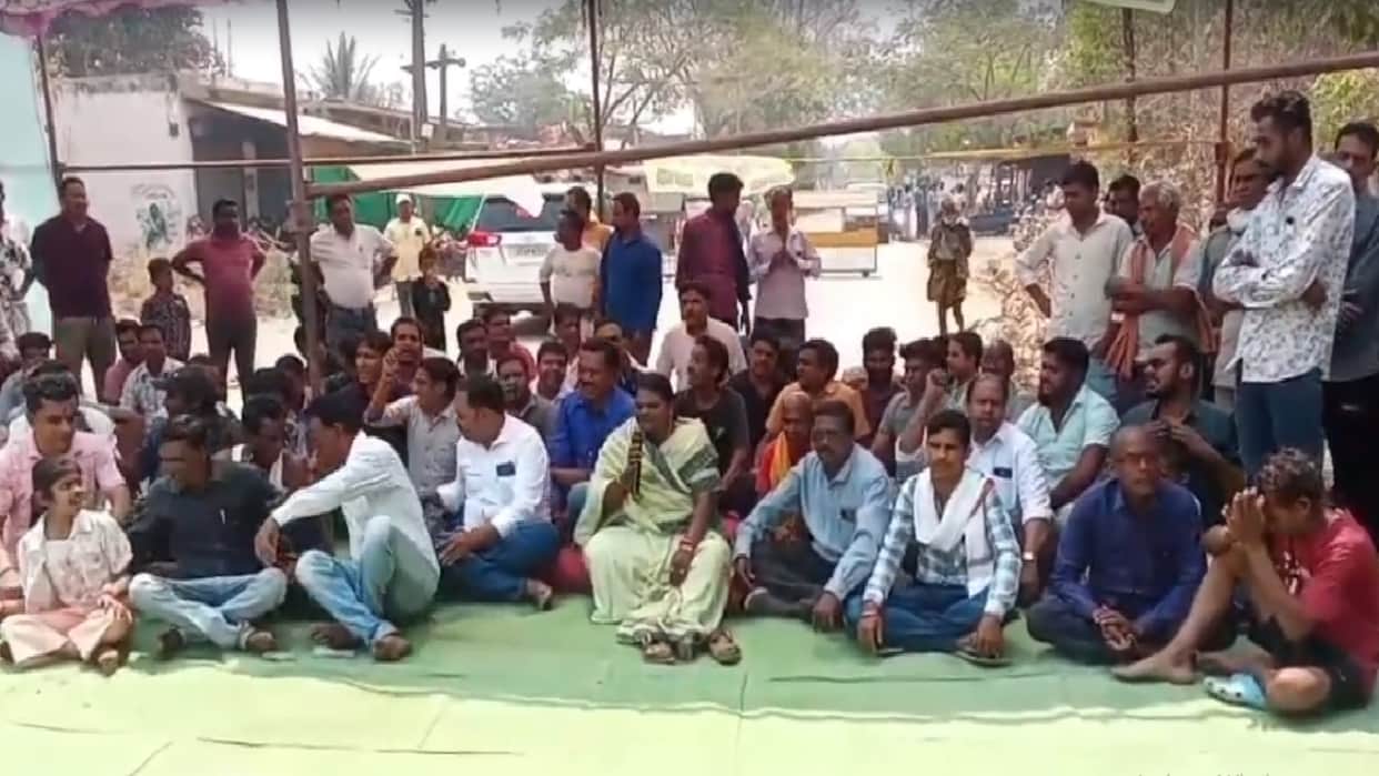Villagers and MLA block road over dilapidated road in Mahasamund