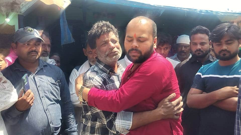 रोते बिलखते परिजन।