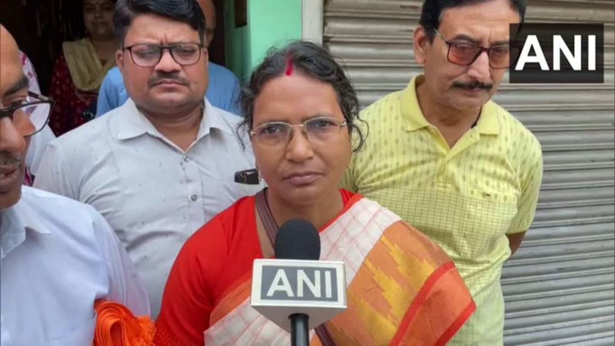 rg kar case victim mother ratna debnath denies social media campaign against cbi