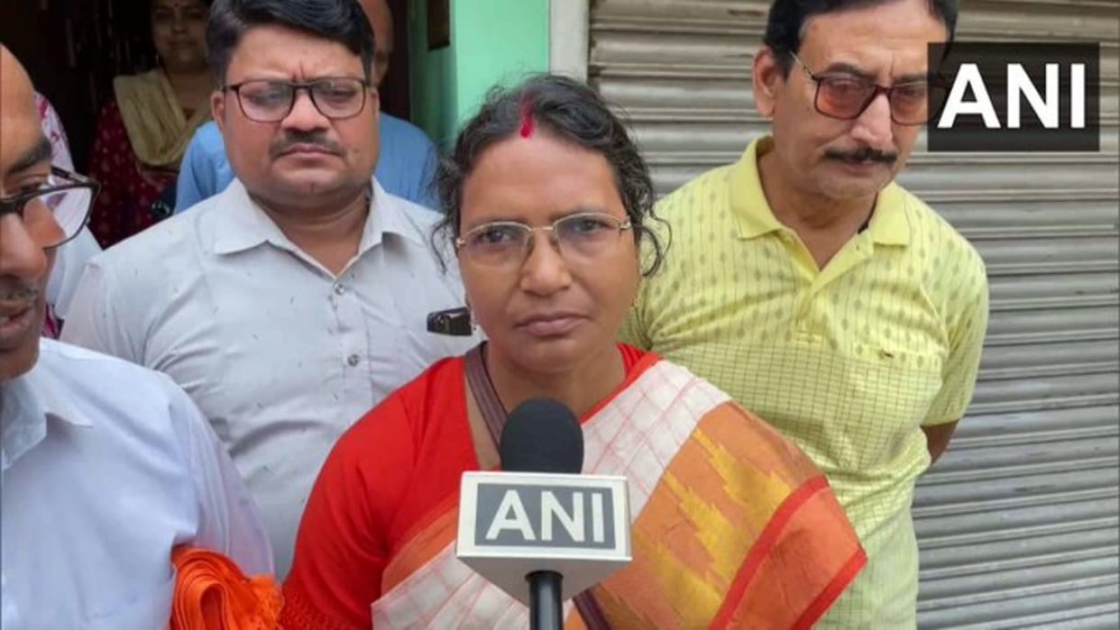 rg kar case victim mother ratna debnath denies social media campaign against cbi