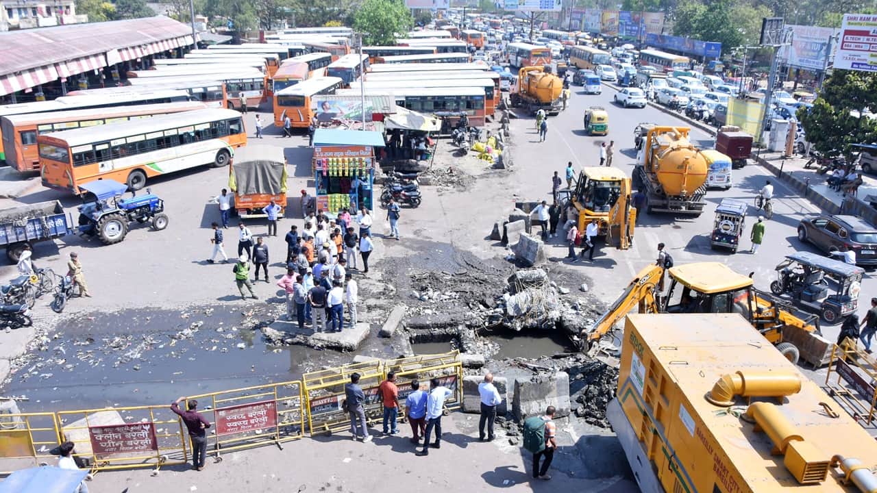 Bareilly Drain Tragedy young man dead Body Recovered from Drain After 30 Hours