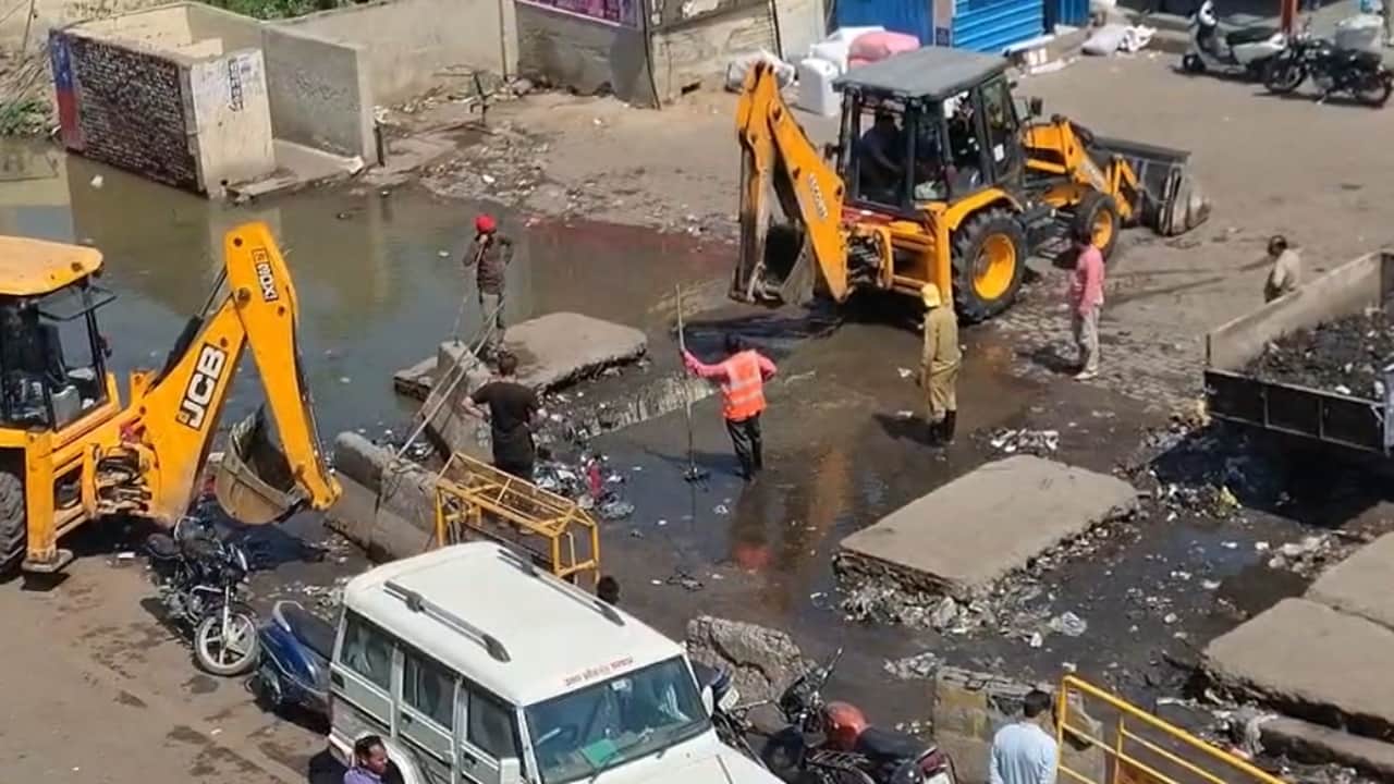 Bareilly Drain Tragedy young man dead Body Recovered from Drain After 30 Hours