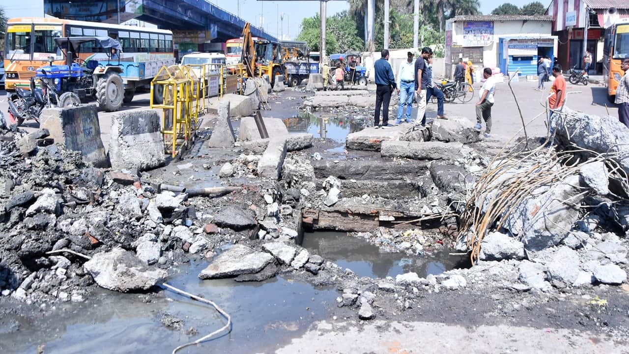 Bareilly Drain Tragedy young man dead Body Recovered from Drain After 30 Hours
