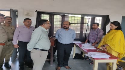 UP Board Evaluation Hits 50 Percent in Agra Division Firozabad Leads with 86 Percent