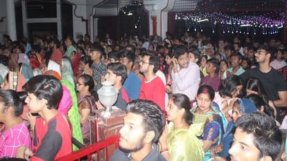 शास्त्रीनगर स्थित गोल मंदिर में आरती करते श्रद्धालु।