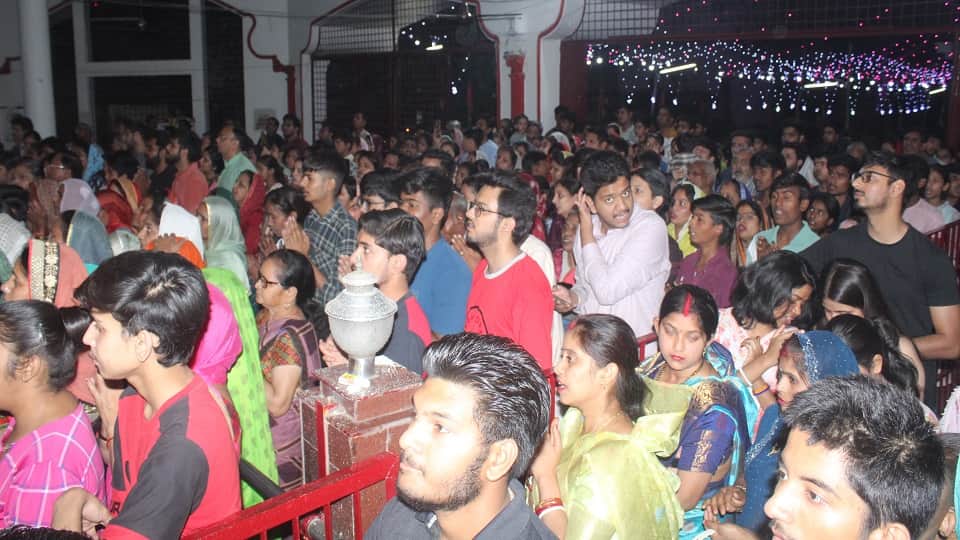 शास्त्रीनगर स्थित गोल मंदिर में आरती करते श्रद्धालु।