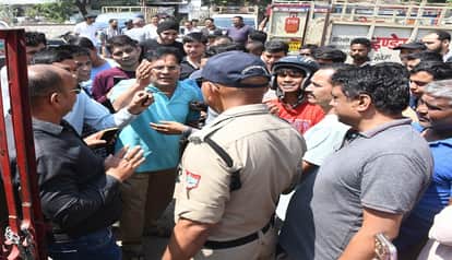 Uproar in gas agency for cylinder in haldwani