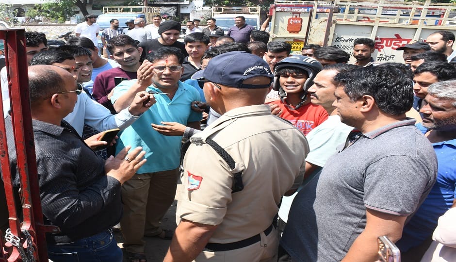 Uproar in gas agency for cylinder in haldwani