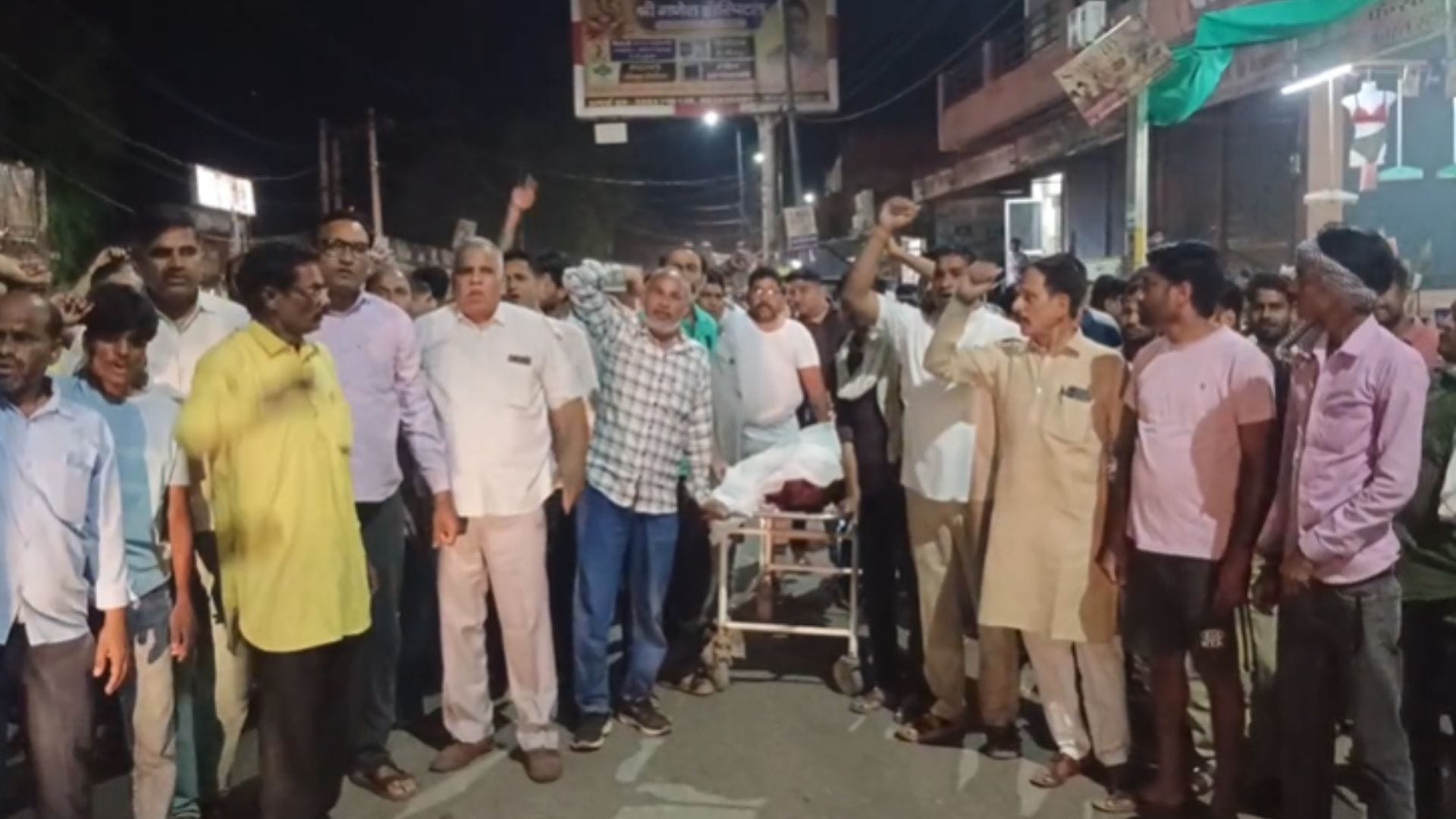 शव के साथ प्रदर्शन करते व्यापारी