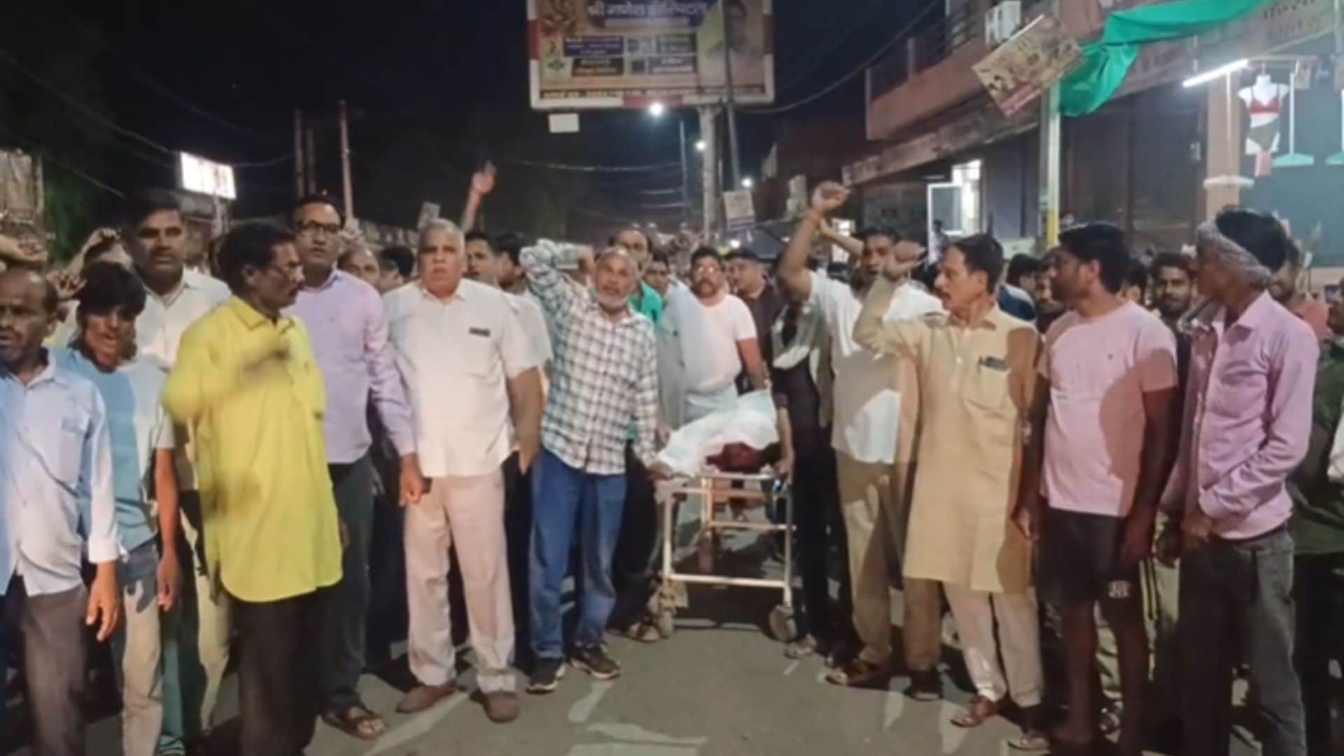 शव के साथ प्रदर्शन करते व्यापारी