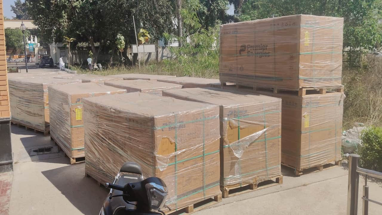 तीन सौ बेड अस्पताल में पहुंची सोलर पैनल