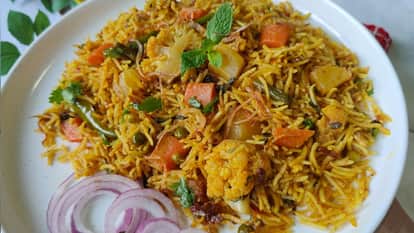 Veg Biryani replaces favourite Parathas, street vendors troubled by gas cylinder shortage