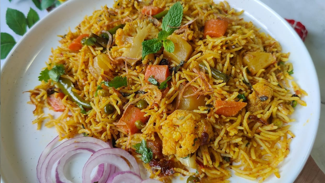 Veg Biryani replaces favourite Parathas, street vendors troubled by gas cylinder shortage