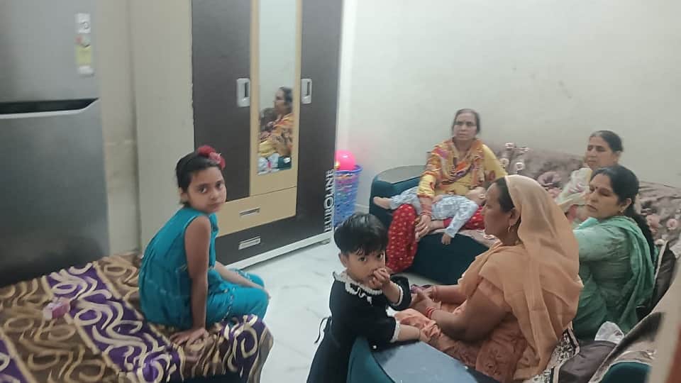 वारदात के बाद घर में सहमे बैठी महिलाएं व बच्चे।