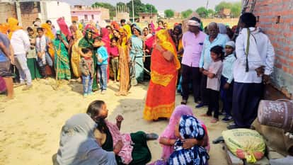 विवाहिता की माैत के बाद बिलखते लोग।
