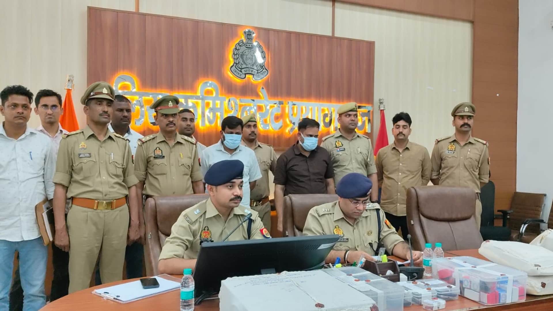 यूपी बोर्ड की फर्जी मार्कशीट बनाने के आरोप में गिरफ्तार जालसाज।