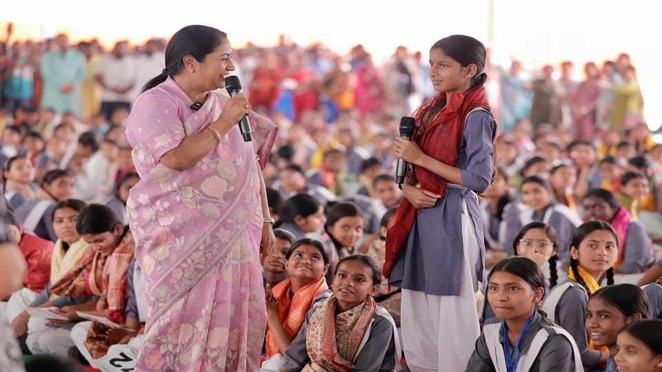 CM Rekha Gupta Distributes Bicycles to 1,100 Female Students.