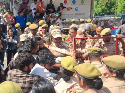 BJP Yuva Morcha protests, activists break police barricades