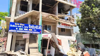 Major Tragedy in Bhopal: Balcony of Under-Construction Building Collapses; 8 Injured, Chaos Ensues Outside AII