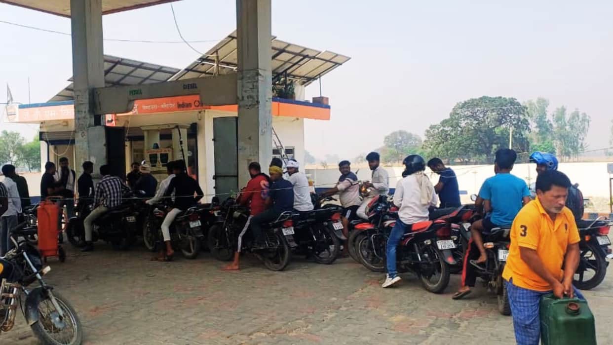 Petrol & Diesel Fuel Tankers En Route Long Queues in Some Places Agriculture Also Hit in ballia
