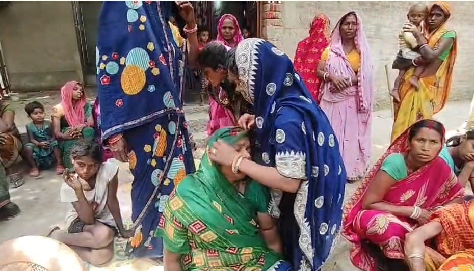 बेटे की मौत पर विलाप करते हुए परिजन।