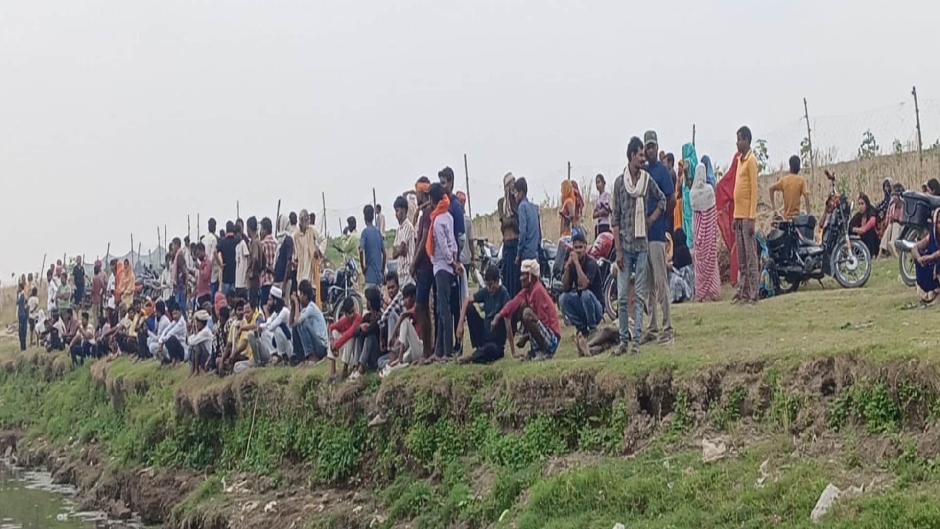 चार बच्चों के गंगा में डूबने के बादजुटी भीड़।