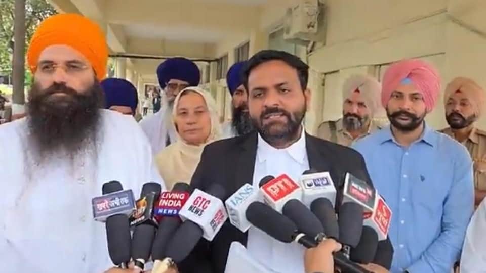 फैसले की जानकारी देते अधिवक्ता रशपिंदर सिंह सोही