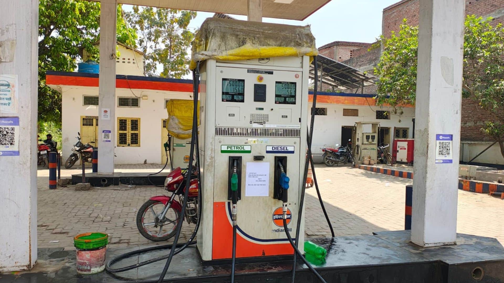 Petrol & Diesel Fuel Tankers En Route Long Queues in Some Places Agriculture Also Hit in ballia