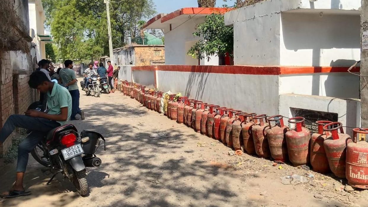 Cylinder Crisis Anxiety Grips Households Hosting Weddings Caterers Mulling Plan B in azamgarh