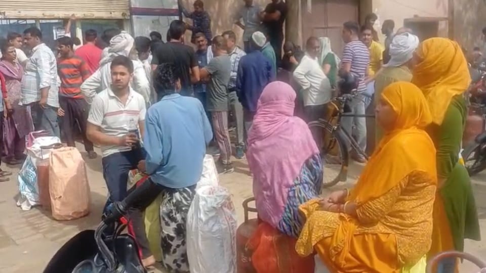 Long Queues at Gas Agencies in Meerut Amid Shortage Fears, Administration Denies Crisis