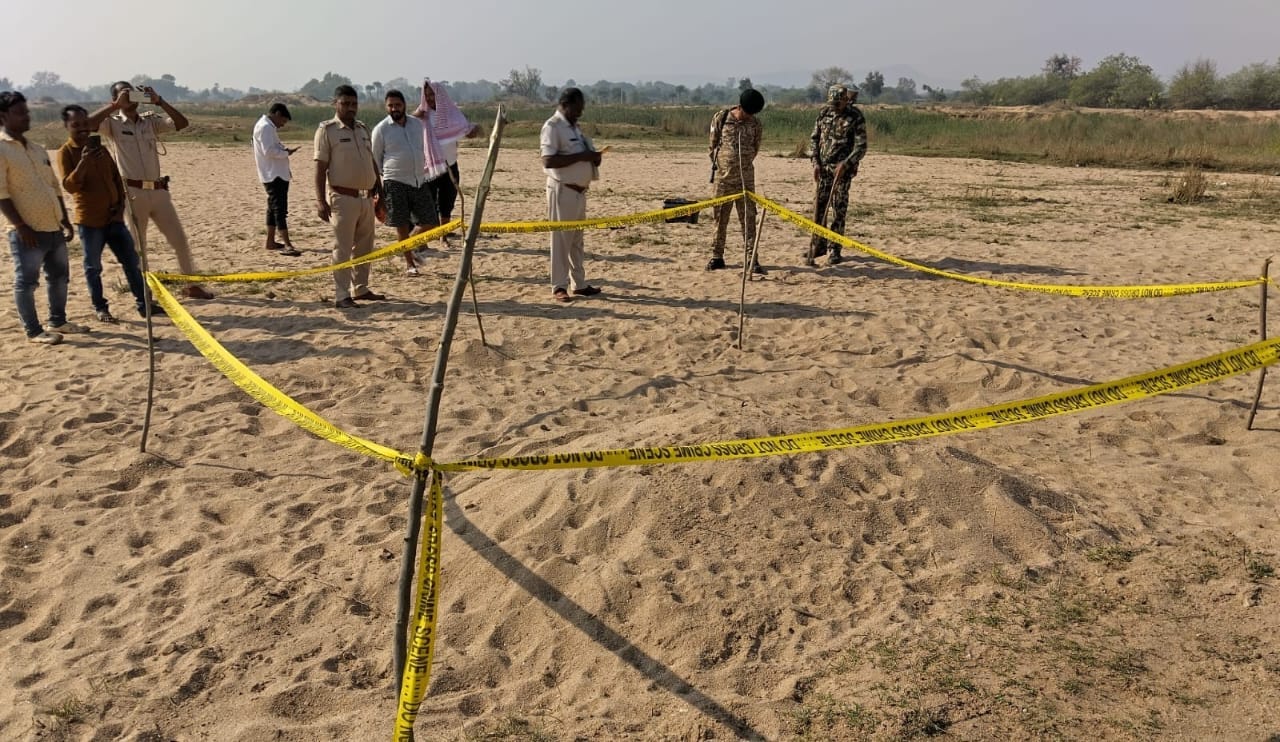 जांच में जुटी पुलिस टीम घटना स्थल पर पहुंची।