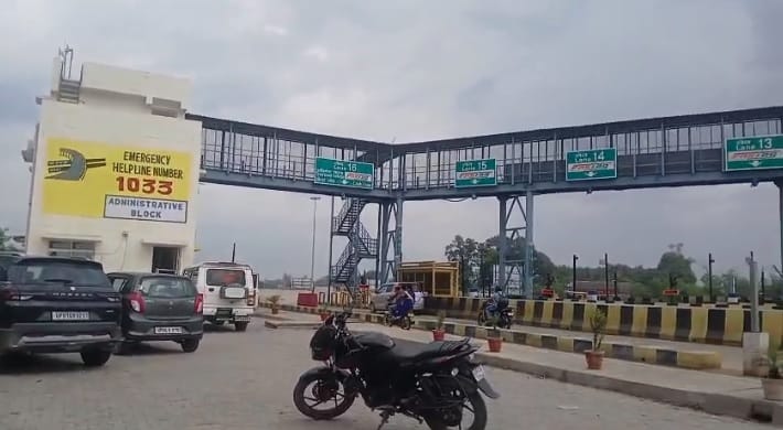 Kanpur Thugs Clash Over Attempt to Pass Without Paying Toll Plaza Manager Assaulted and Robbed