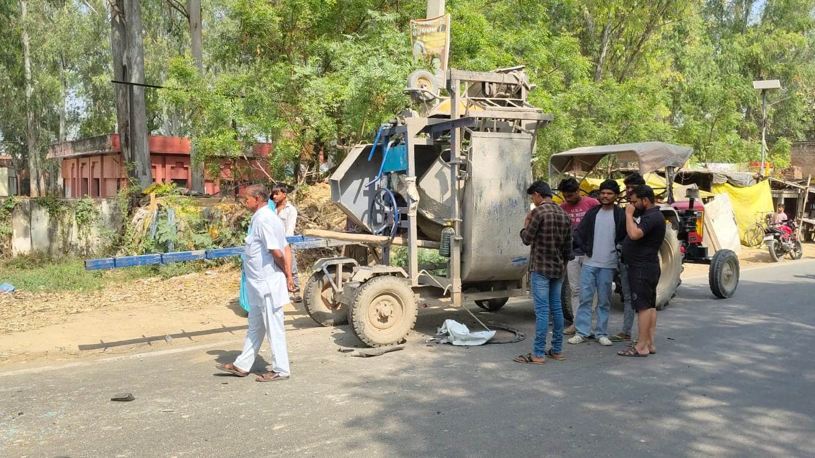 घटनास्थल पर खड़ी लेंटर मशीन