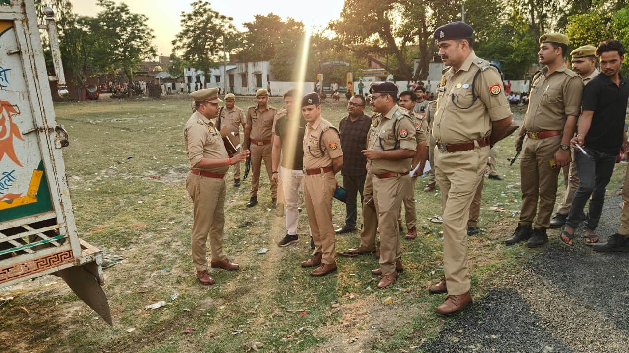 घटनास्थल पर जांच करती पुलिस