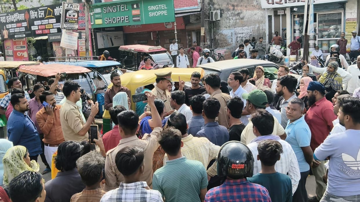 Unnao Consumers Outraged Over Unopened Agency Block Main Road for Half an Hour