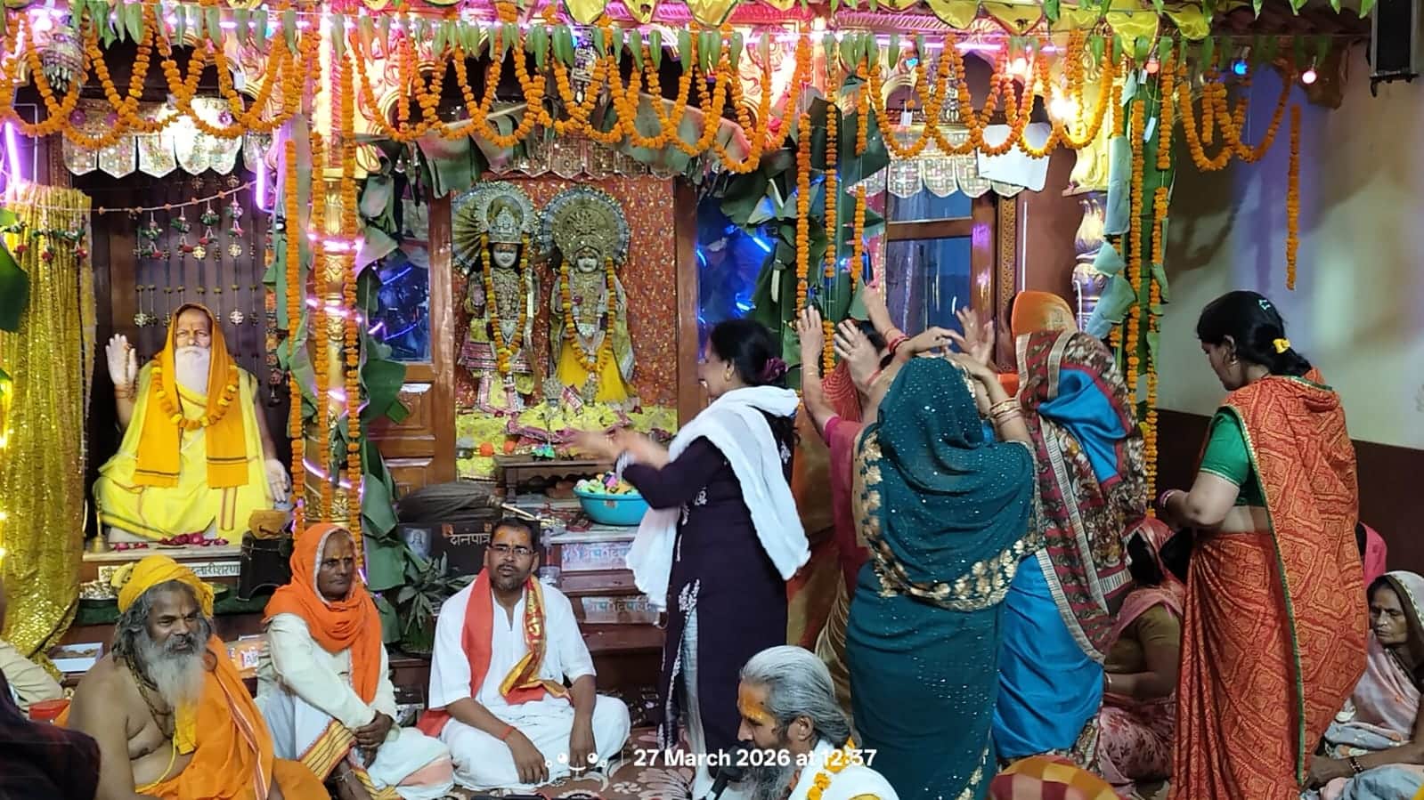 मंदिर में भजन कीर्तन करते श्रद्धालु