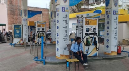 Kanpur Fuel Alert Eerie Silence at Some Pumps Crowds Swarming at Others Motorists in Distress in Shivrajpur