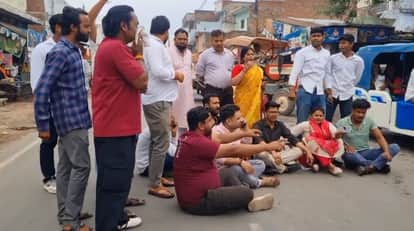 Kannauj Minister Aseem Arun Kept Waiting for 45 Minutes BJP Workers Stage Sit in Against DM and SP on the Road