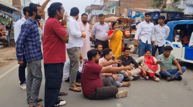 Kannauj Minister Aseem Arun Kept Waiting for 45 Minutes BJP Workers Stage Sit in Against DM and SP on the Road