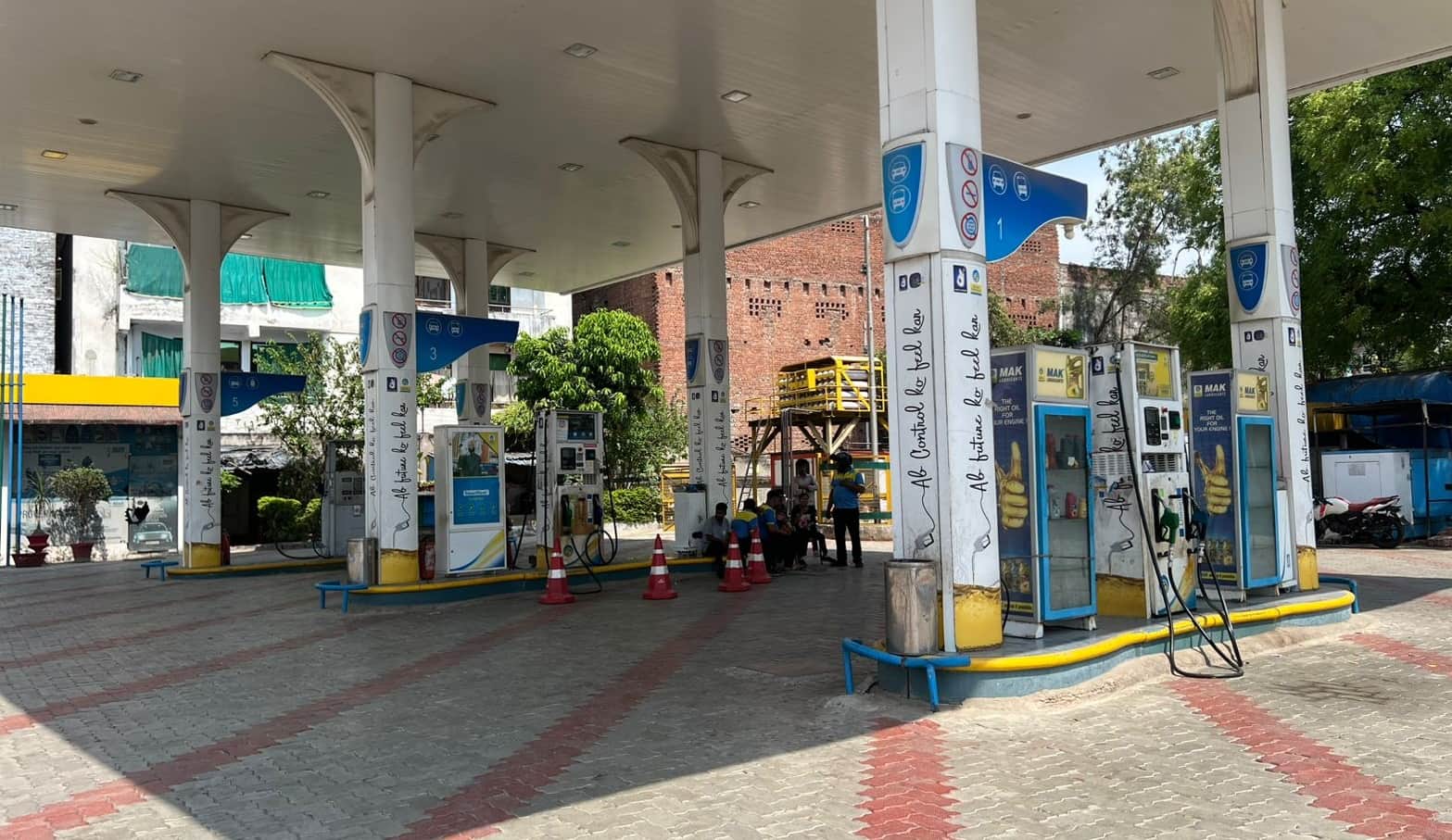 ओमपुरवा स्थित पेट्रोल पंप में पसरा सन्नाटा